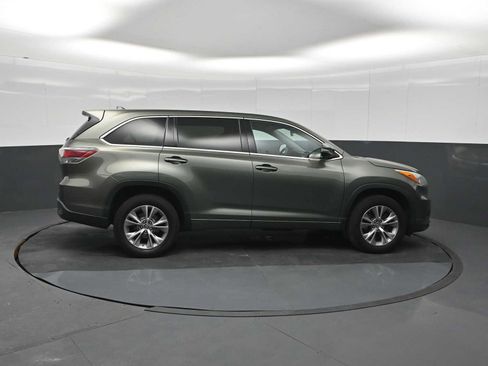 Used 2016 Toyota Highlander Plus FWD image 9