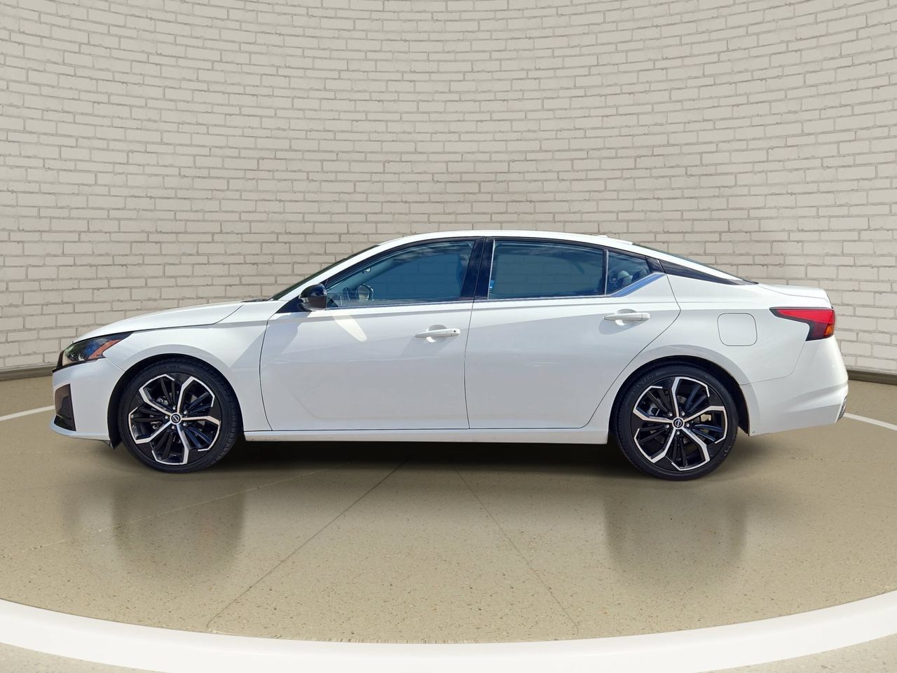Used 2024 Nissan Altima 2.5 SR FWD image 8