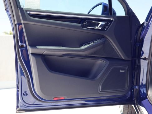 Certified 2025 Porsche Macan AWD/4WD image 12