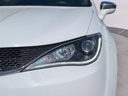 Used 2018 Chrysler Pacifica Limited FWD image 36