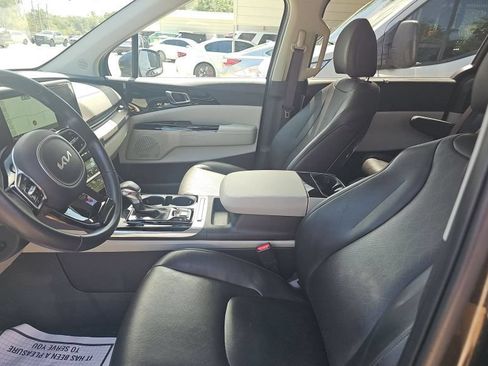 Used 2024 Kia Carnival EX FWD image 5