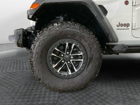 Used 2024 Jeep Wrangler Unlimited Rubicon w/ XTREMEE 35" Tire Package image 14