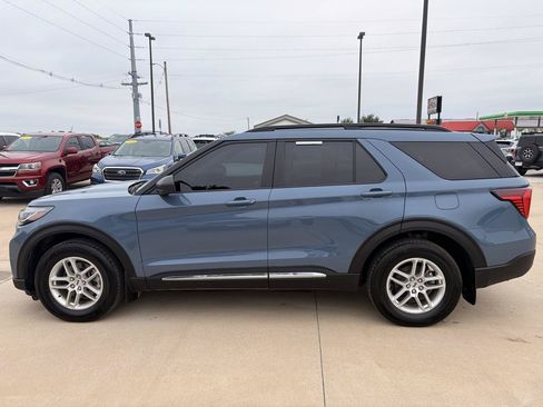 Used 2025 Ford Explorer Active AWD/4WD image 6