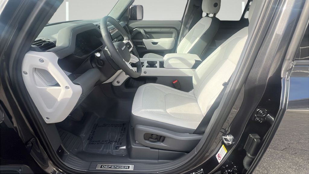 Used 2025 Land Rover Defender 110 X-Dynamic SE AWD/4WD image 5