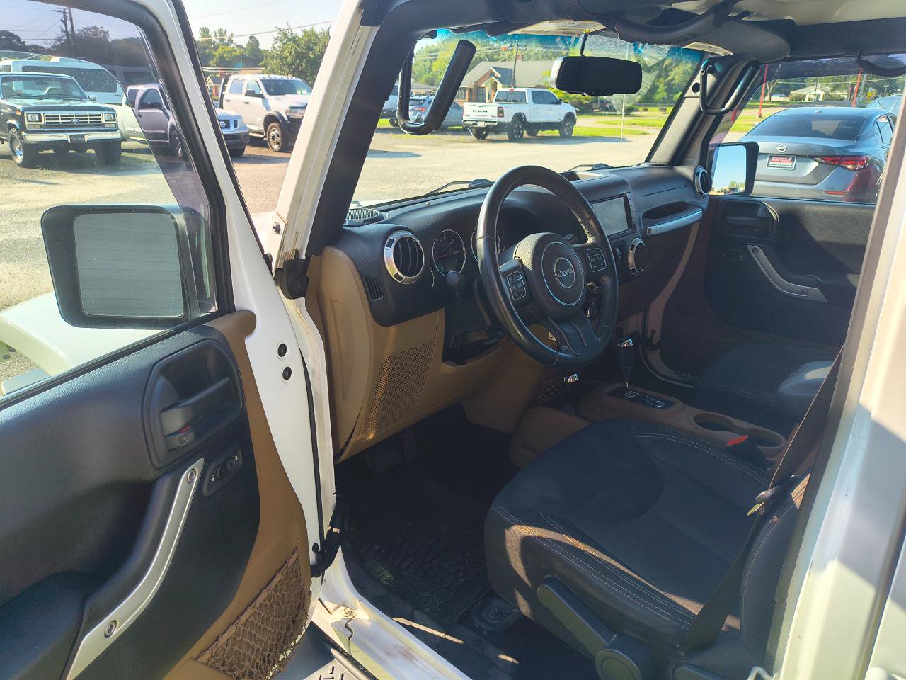 Used 2017 Jeep Wrangler Unlimited Sahara w/ Max Tow Package AWD/4WD image 12