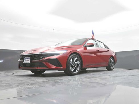 Used 2025 Hyundai Elantra Limited FWD image 40
