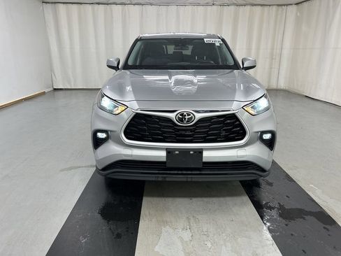 Used 2022 Toyota Highlander LE AWD/4WD image 3