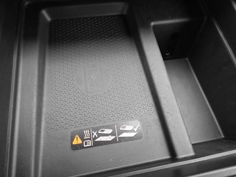 Used 2025 GMC Acadia AT4 w/ Luxury Package image 22