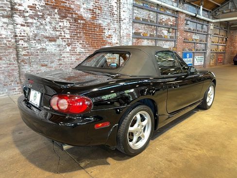 Used 2002 MAZDA MX-5 Miata image 3