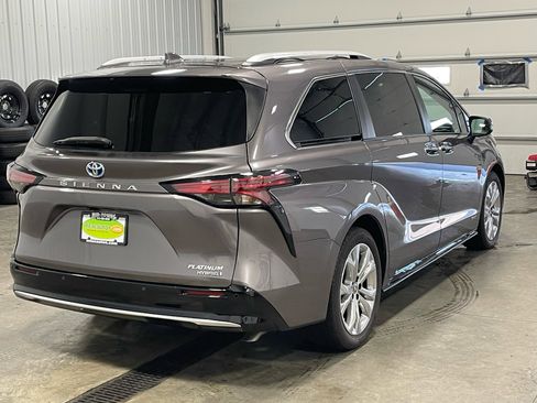 Used 2021 Toyota Sienna Platinum image 3