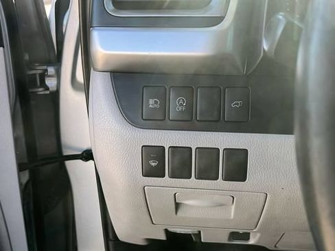 Used 2019 Toyota Highlander Plus w/ Carpet Mat Package (TMS) FWD image 8