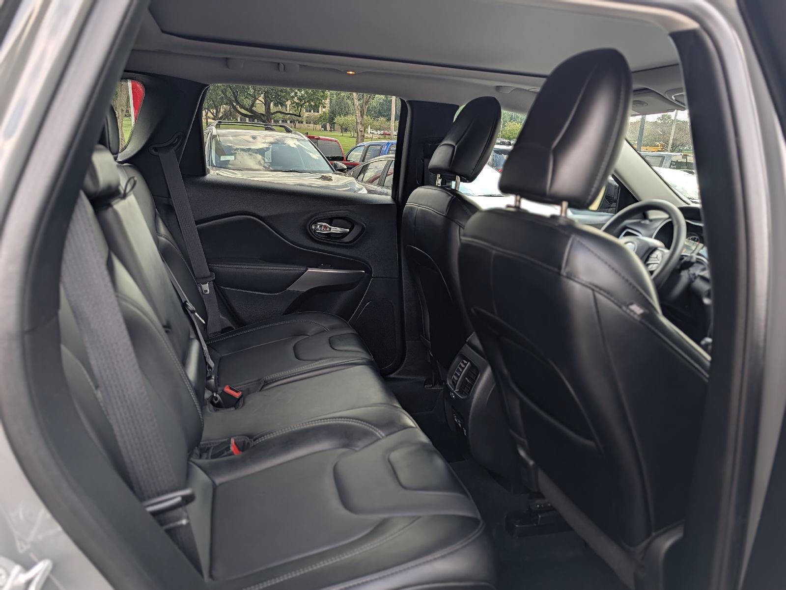 Used 2022 Jeep Cherokee Limited AWD/4WD image 32