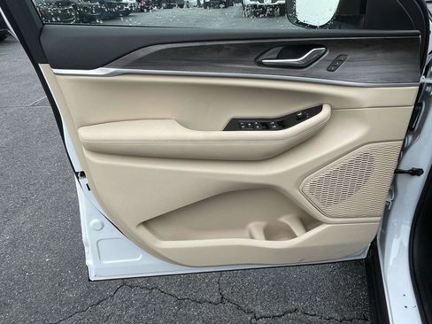 New 2025 Jeep Grand Cherokee L Limited w/ Luxury Tech Group II image 24