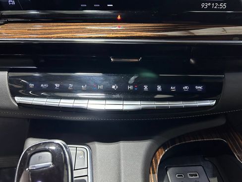 Used 2022 Cadillac Escalade Premium Luxury w/ Performance Package AWD/4WD image 24
