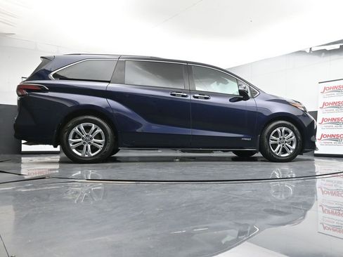 Used 2021 Toyota Sienna Platinum image 38