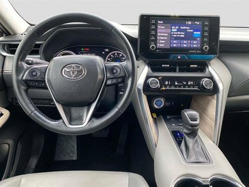 Used 2022 Toyota Venza LE image 11