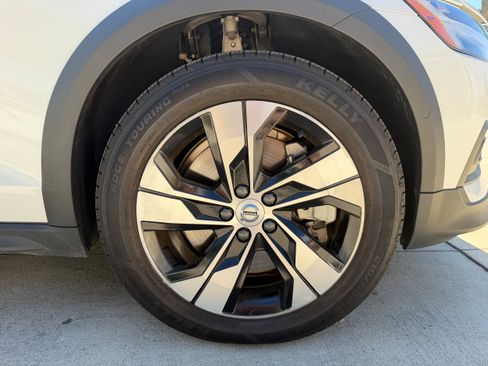Certified 2025 Volvo V60 B5 Cross Country Plus AWD/4WD image 9
