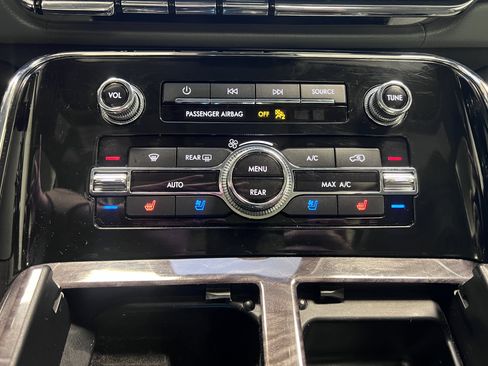 Used 2019 Lincoln Navigator Reserve image 24