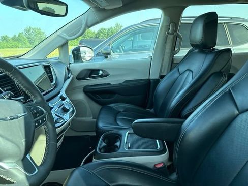 Used 2023 Chrysler Pacifica Touring-L FWD image 10