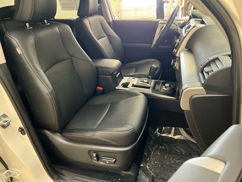 Used 2022 Toyota 4Runner Limited AWD/4WD image 31
