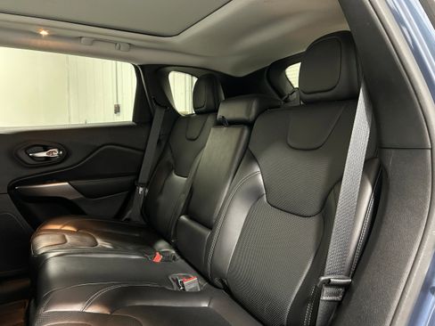 Used 2019 Jeep Cherokee Limited AWD/4WD image 33
