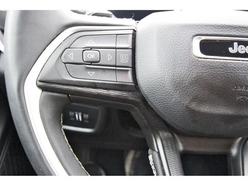 Used 2025 Jeep Grand Cherokee Altitude image 13