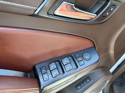Used 2018 Chevrolet Suburban Premier image 18