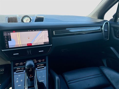 Used 2019 Porsche Cayenne w/ Premium Package image 26