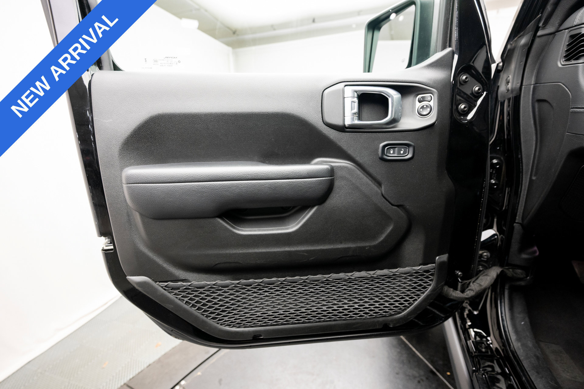 Used 2025 Jeep Wrangler Unlimited Rubicon AWD/4WD image 16