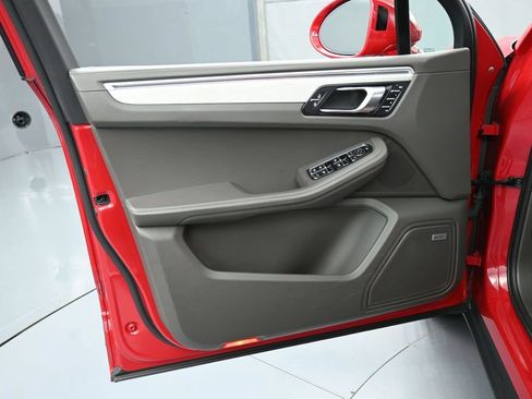 Certified 2022 Porsche Macan S AWD/4WD image 15