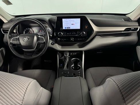 Used 2023 Toyota Highlander LE image 26