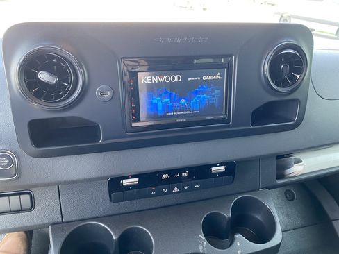 Used 2019 Freightliner Sprinter 2500 RWD image 9