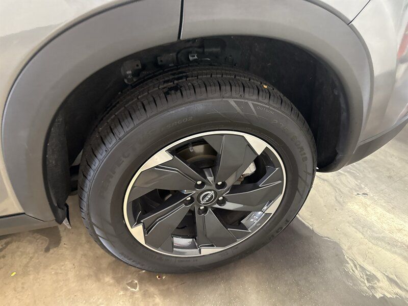 Used 2024 Nissan Rogue SV FWD image 12