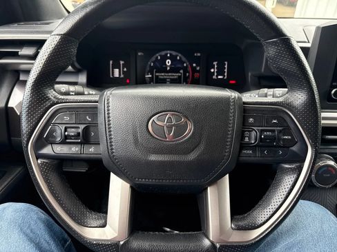 Used 2025 Toyota 4Runner SR5 AWD/4WD image 17