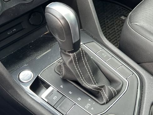 Used 2021 Volkswagen Tiguan SE w/ Panoramic Sunroof Package image 23