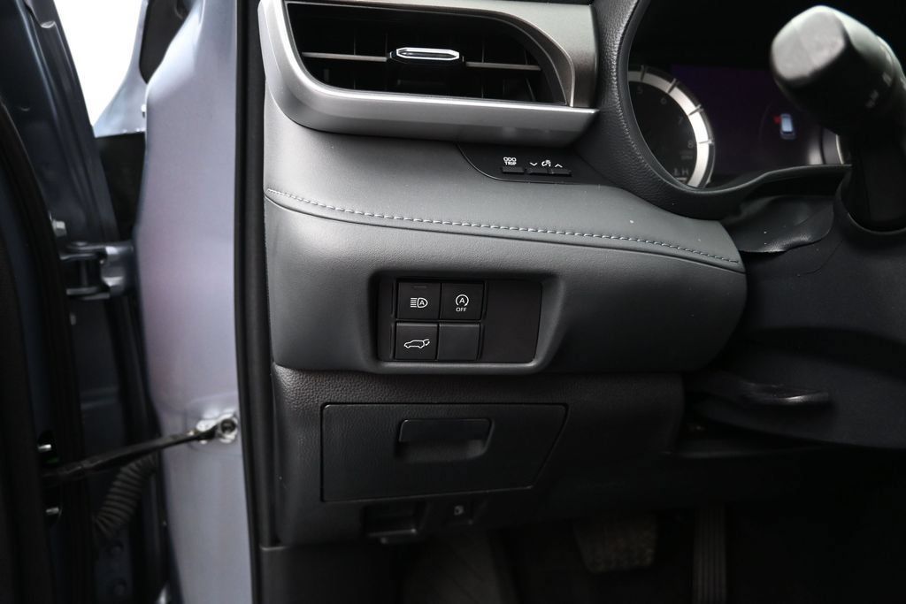 Used 2023 Toyota Highlander LE AWD/4WD image 12