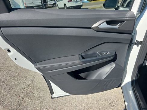 New 2026 Volkswagen Taos SE image 9