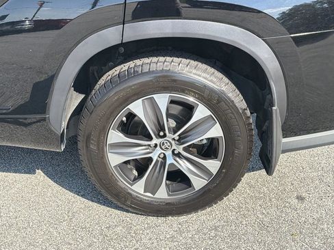 Used 2021 Toyota Highlander XLE AWD/4WD image 16