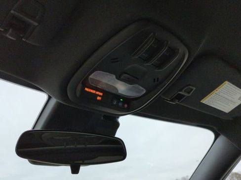 Used 2025 Chevrolet Trax RS w/ Sunroof Package image 21