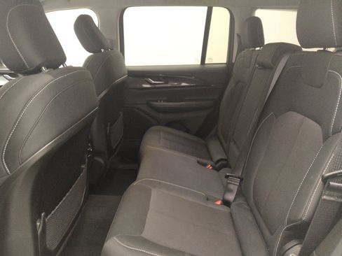 Used 2023 Jeep Grand Cherokee Laredo AWD/4WD image 18
