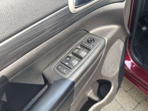 Used 2021 Jeep Grand Cherokee Laredo X AWD/4WD image 12