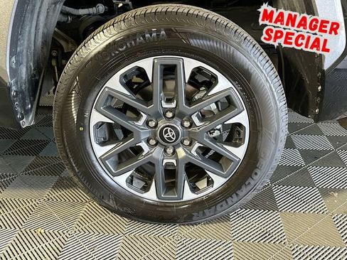 Used 2025 Toyota Tundra Limited AWD/4WD image 29