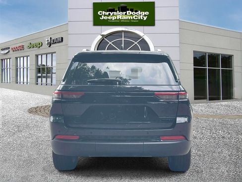Used 2023 Jeep Grand Cherokee Limited w/ Black Appearance Package AWD/4WD image 6