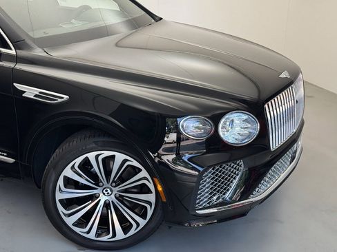 Used 2025 Bentley Bentayga image 9