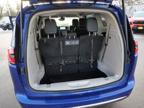 Used 2021 Chrysler Pacifica Touring-L image 18