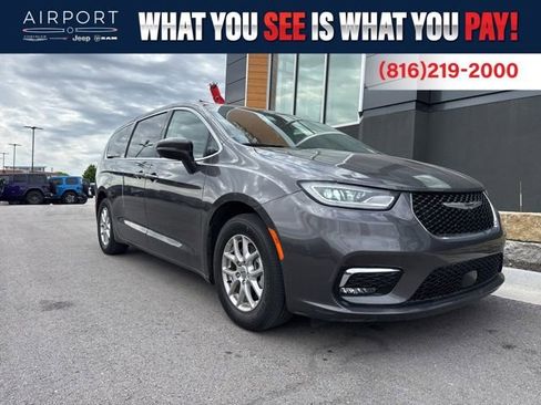 Used 2023 Chrysler Pacifica Touring-L FWD image 1