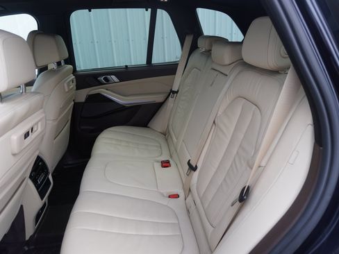 Used 2019 BMW X5 xDrive50i w/ M Sport Package image 40