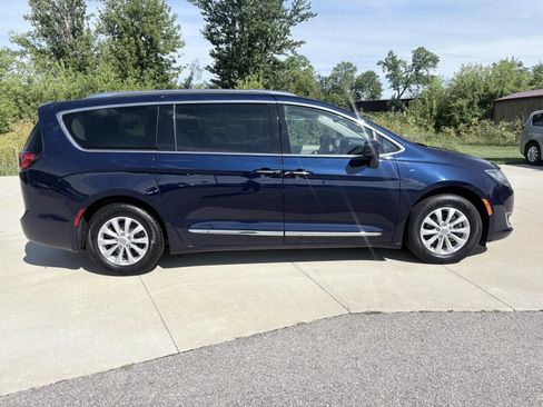Used 2019 Chrysler Pacifica Touring-L FWD image 4