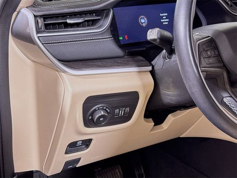 Used 2022 Jeep Grand Cherokee Limited image 8