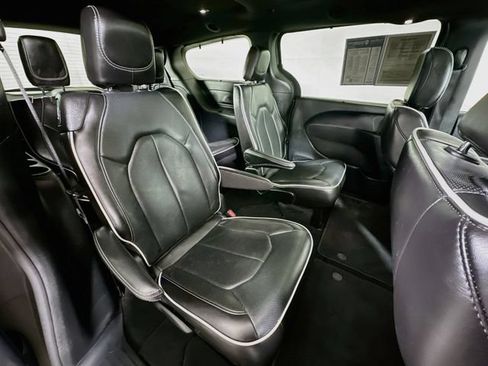 Used 2025 Chrysler Pacifica Limited FWD image 34